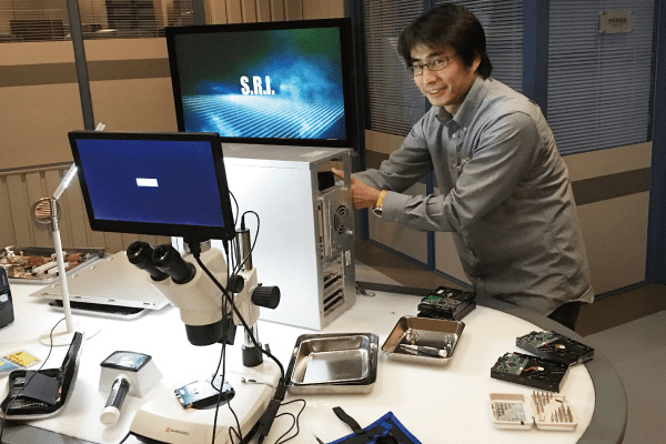 データ復旧環境の再現準備中の坂田店長