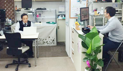 店内の内藤氏と久保井店長の様子