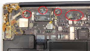 MacBook Air 子供がスープを溢してしまい……