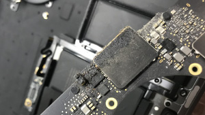 2017年製 MacBook Pro 水没により電源が入らない